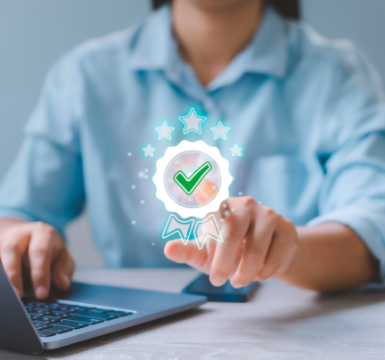 손가락 끝에 인증 마크가 달려있는 사진